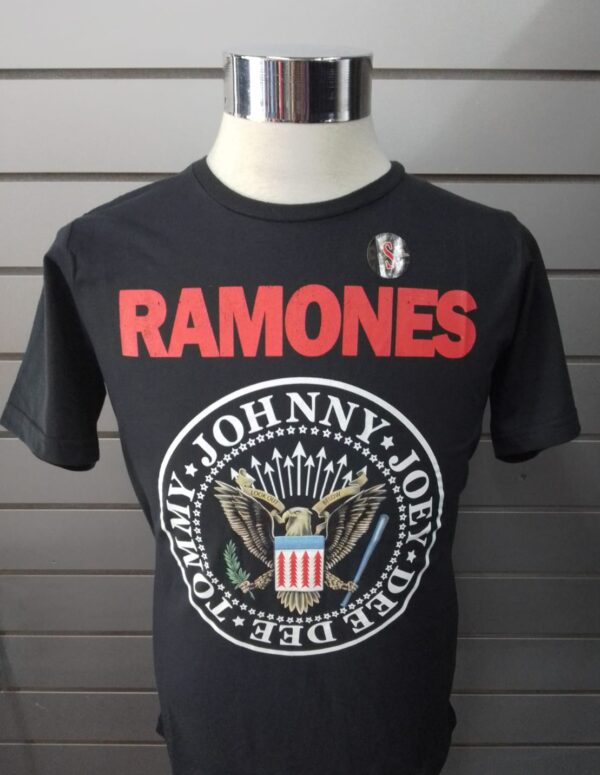 Remera Ramones Escudo